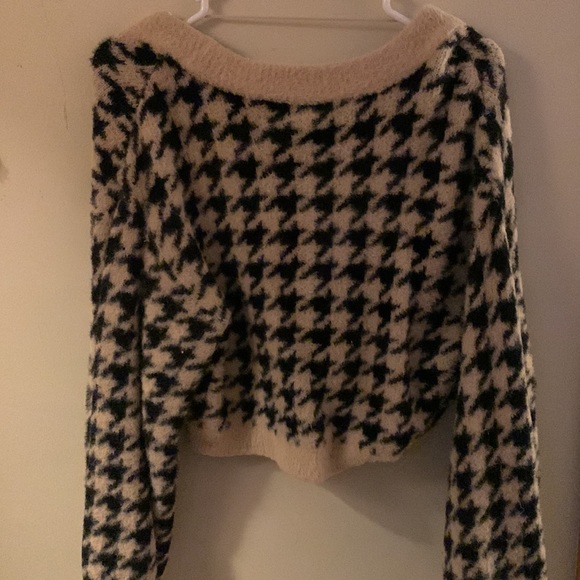 KENDALL & KYLIE Cropped Fuzzy Cardigan - Picture 2 of 2